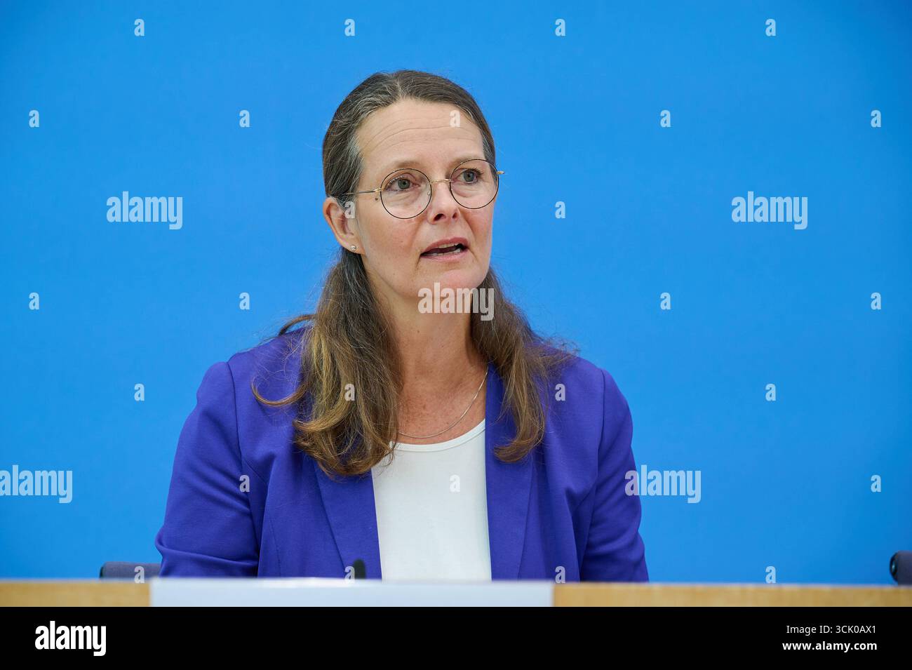 Vorstellung der OECD-Studie Bildung auf einen Blick 2025 am Dienstag 09.09.2025 in Berlin. Foto: Bettina Martin SPD, Praesidentin der Wissenschaftsministerkonferenz und Ministerin für Wissenschaft, Kultur, Bundes- und Europaangelegenheiten aus Mecklenburg-Vorpommern in Deutschland klafft laut einer OECD-Analyse das Bildungsniveau junger Erwachsener immer weiter auseinander. 2024 hatten 15 Prozent der 25- bis 34-Jaehrigen weder die Fachhochschulreife noch eine Berufsausbildung, wie es in der vorgestellten Studie Bildung auf einen Blick heisst. Das waren demnach zwei Prozentpunkte mehr als 2019 Stockfoto
