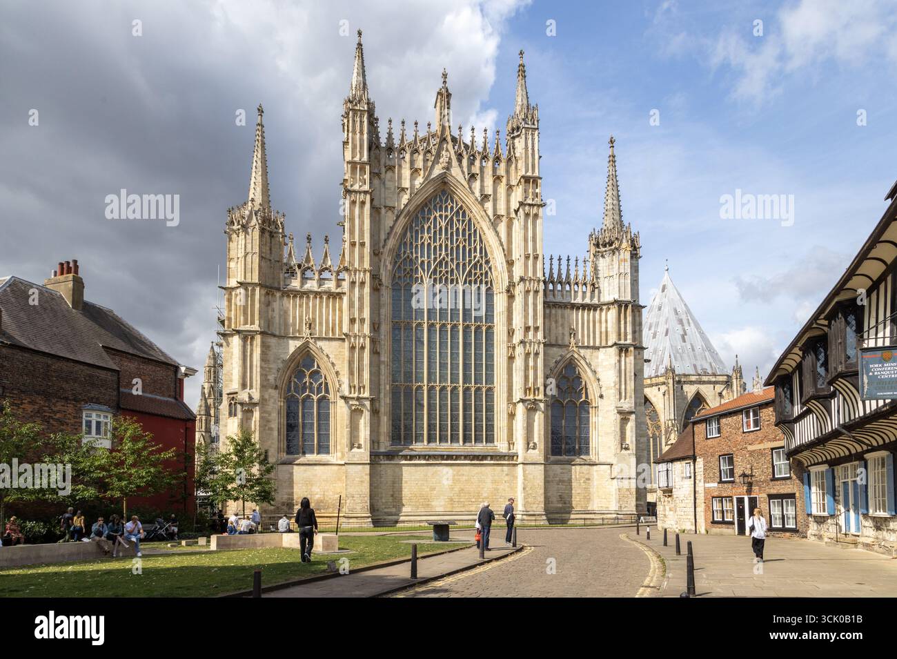 York Minster Cathedral, ein gotisches Wahrzeichen in Nordengland, mit Buntglasfenstern und mittelalterlicher Architektur in einem historischen Setting Stockfoto