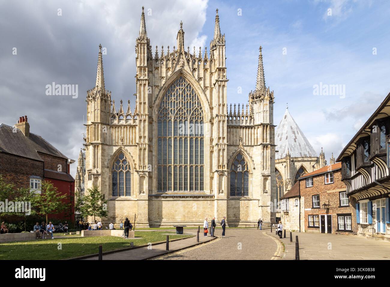 York Minster Cathedral, ein gotisches Wahrzeichen in Nordengland, mit Buntglasfenstern und mittelalterlicher Architektur in einem historischen Setting Stockfoto
