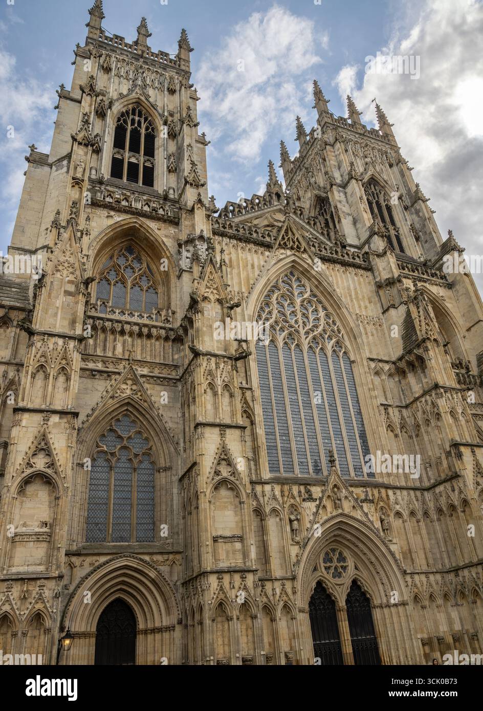 York Minster Cathedral in York, England, mit gotischen Türmen, Buntglasfenstern, Spitzbögen, fliegende Stützen und kunstvolle Steinschnitzereien Stockfoto