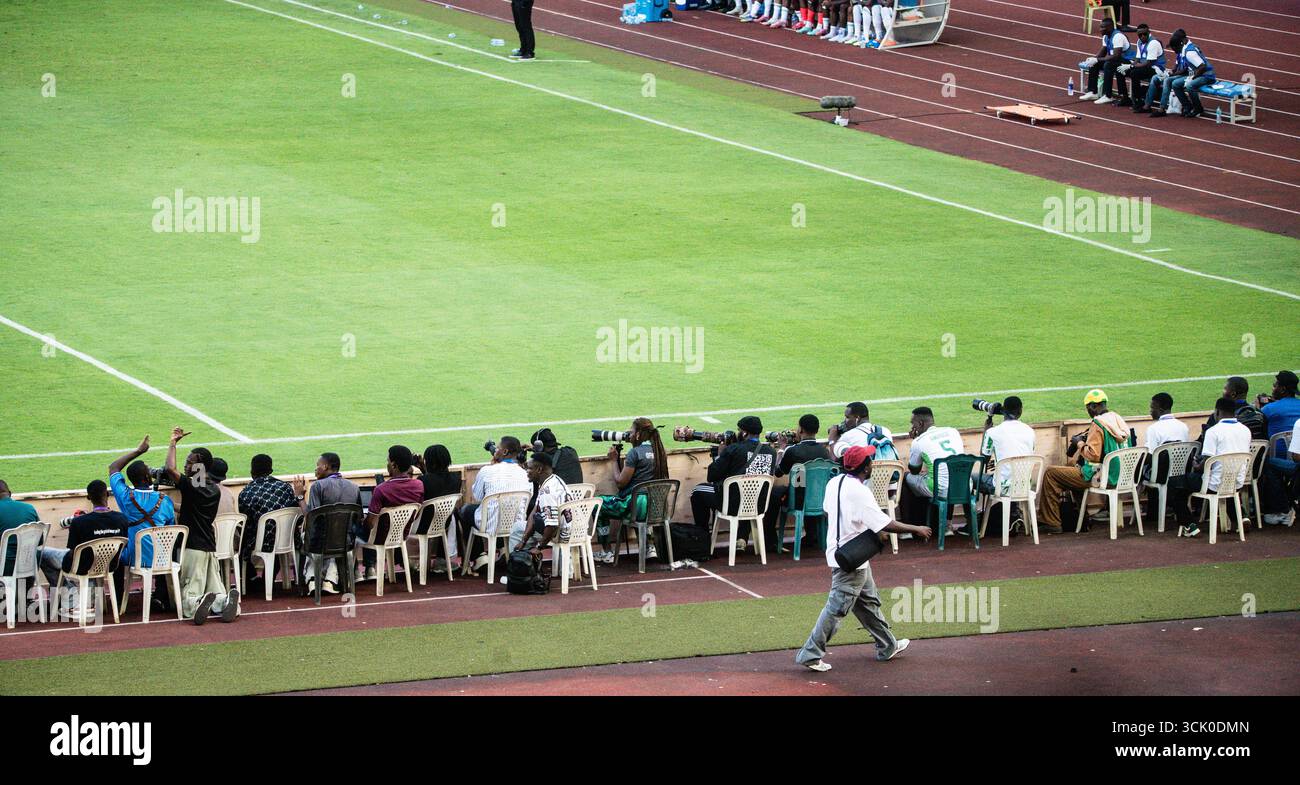 Fotojournalisten bei der Arbeit während der Qualifikation der Gruppe C zur FIFA-Weltmeisterschaft 2026 gegen Ruanda in Uyo 6. September 2025 (Foto: Eragbie Joshua/Alamy) Stockfoto
