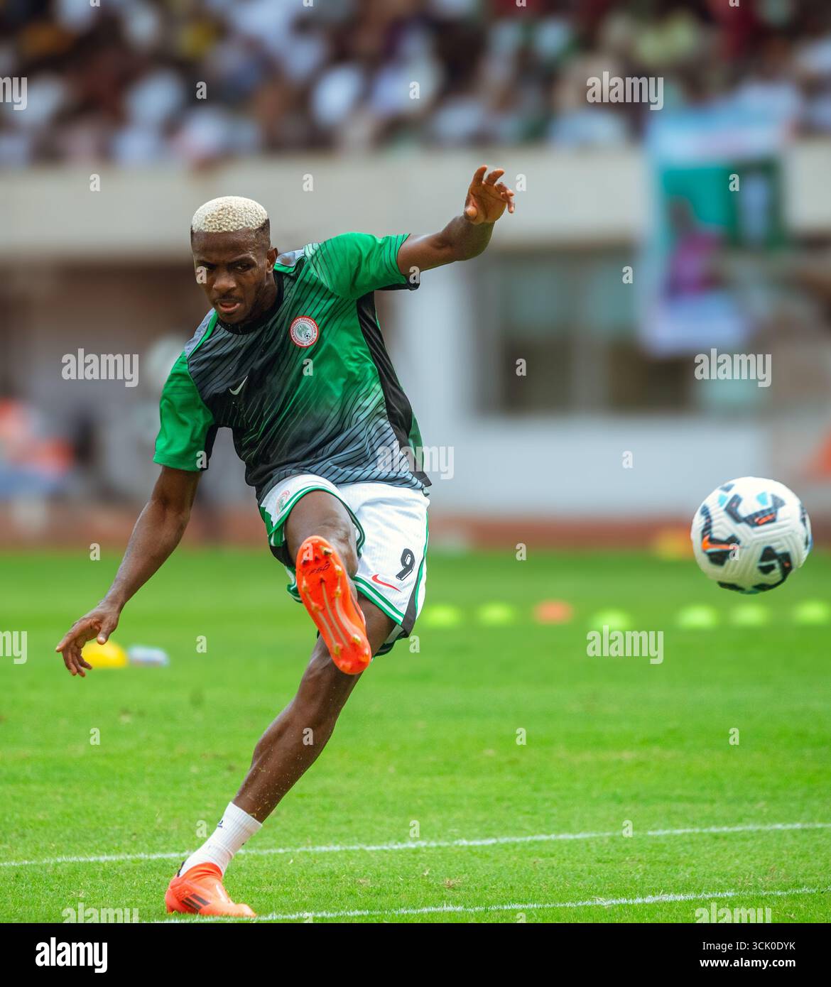Victor Osimhen #9 von Nigeria bereitet sich vor der Qualifikation zur FIFA-Weltmeisterschaft 2026 in der Gruppe C gegen Ruanda im September 2025 auf (Foto: Eragbie Joshua/Alamy) Stockfoto