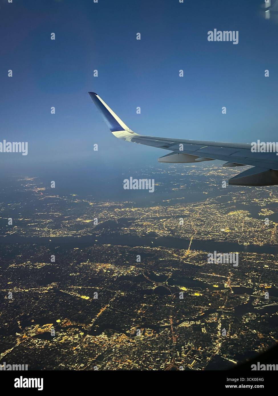 Ein Blick auf die Metro New York von einem Delta Airline Flug in der Abenddämmerung, 2025, New York City, USA - Smartphone-aufgenommenes Stockfoto
