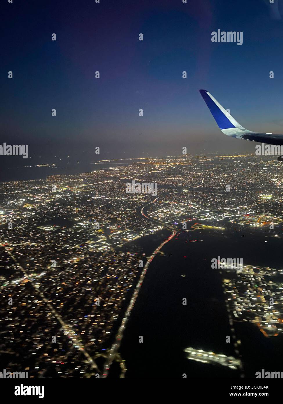 Ein Blick auf die Metro New York von einem Delta Airline Flug in der Abenddämmerung, 2025, New York City, USA - Smartphone-aufgenommenes Stockfoto