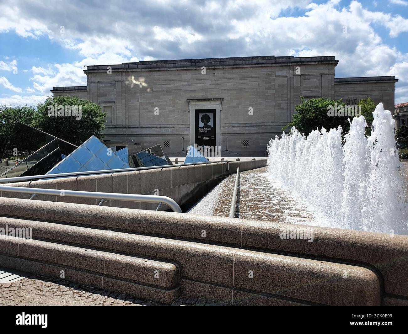 Springbrunnen und Glaspyramiden aus moderner Kunst stehen vor dem Eingang der National Gallery of Art in Washington, DC. Stockfoto