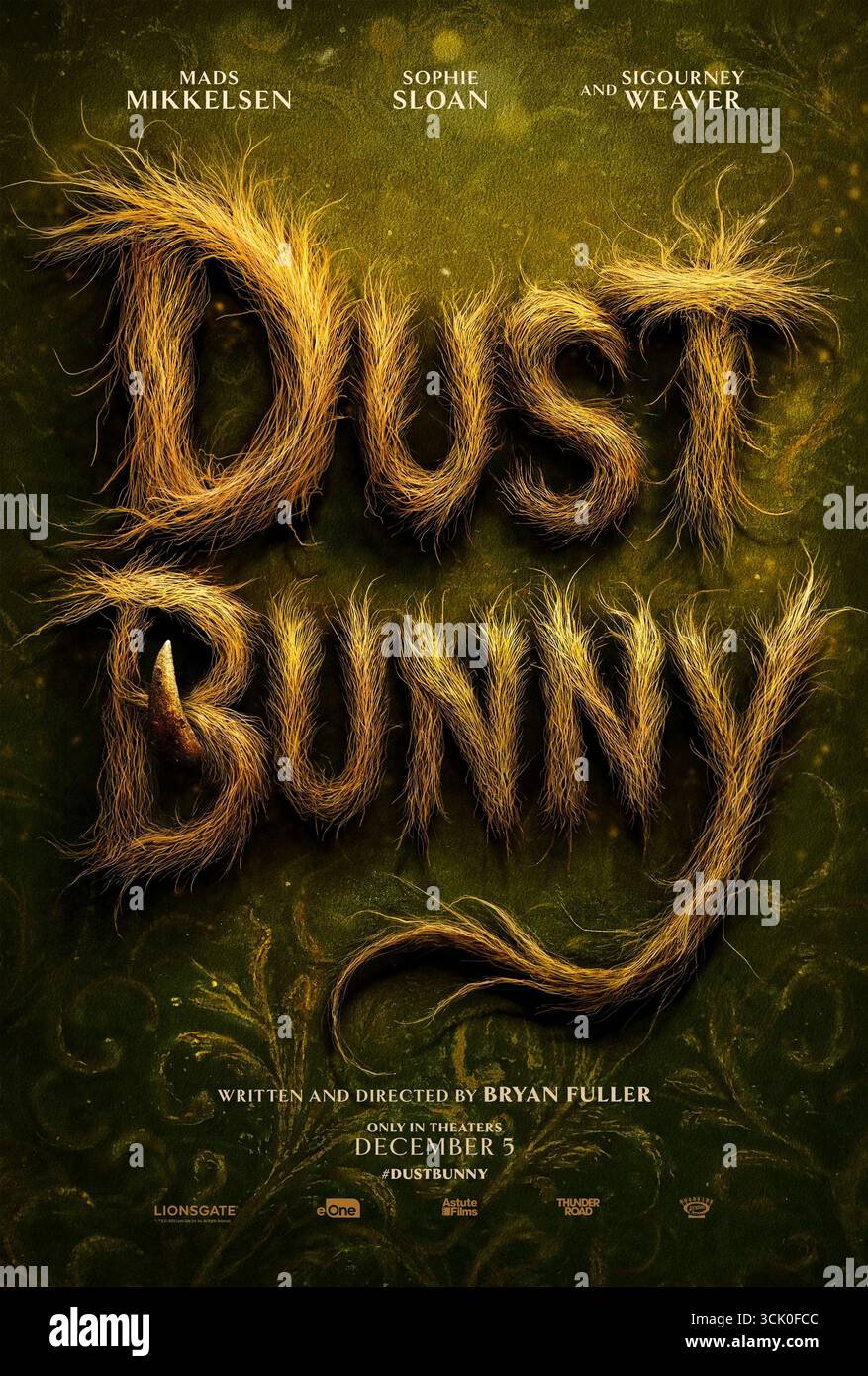 Dust Bunny (2025) von Bryan Fuller mit Mads Mikkelsen, Sigourney Weaver und David Dastmalchian. Ein achtjähriges Mädchen bittet ihren heimtückischen Nachbarn, um das Monster unter ihrem Bett zu töten, von dem sie glaubt, dass es ihre Familie gefressen hat, und enthüllt eine dunkle und magische Geschichte von Albträumen und Auftragsmännern aus der Kindheit. US-Poster NUR FÜR REDAKTIONELLE ZWECKE. Hinweis: BFA / Lionsgate / Sehenswürdigkeiten am Straßenrand Stockfoto