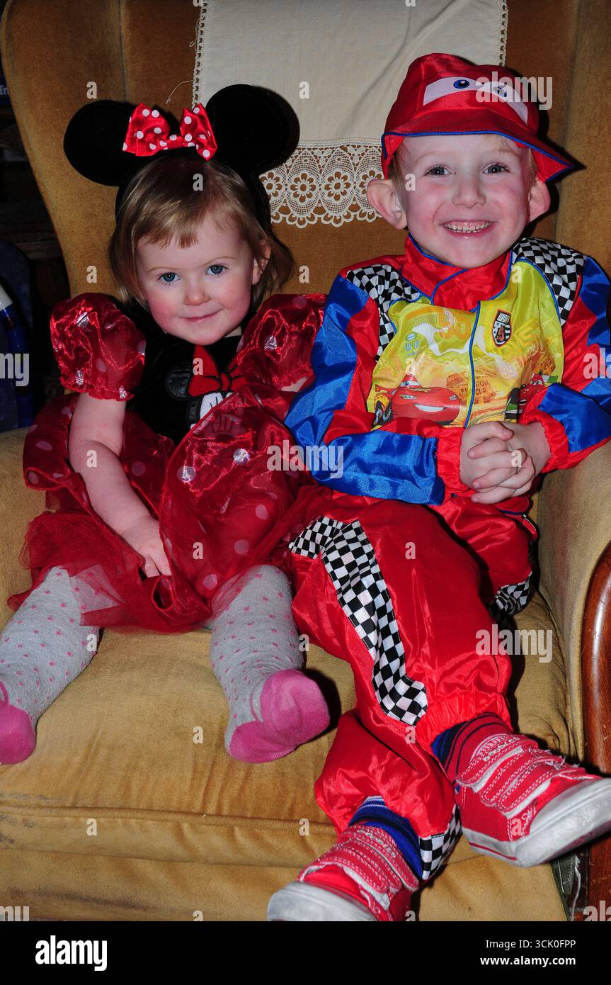Geschwister, die sich für eine schicke Kostümparty verkleidet haben Stockfoto