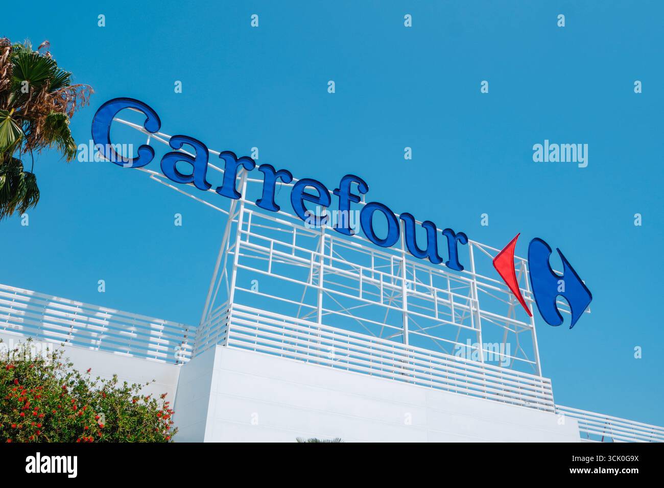 Tarragona, Spanien - 1. August 2025: Das Logo eines Carrefour-Supermarktes in Tarragona, Spanien. Carrefour ist eine beliebte Supermarktkette in Spanien Stockfoto