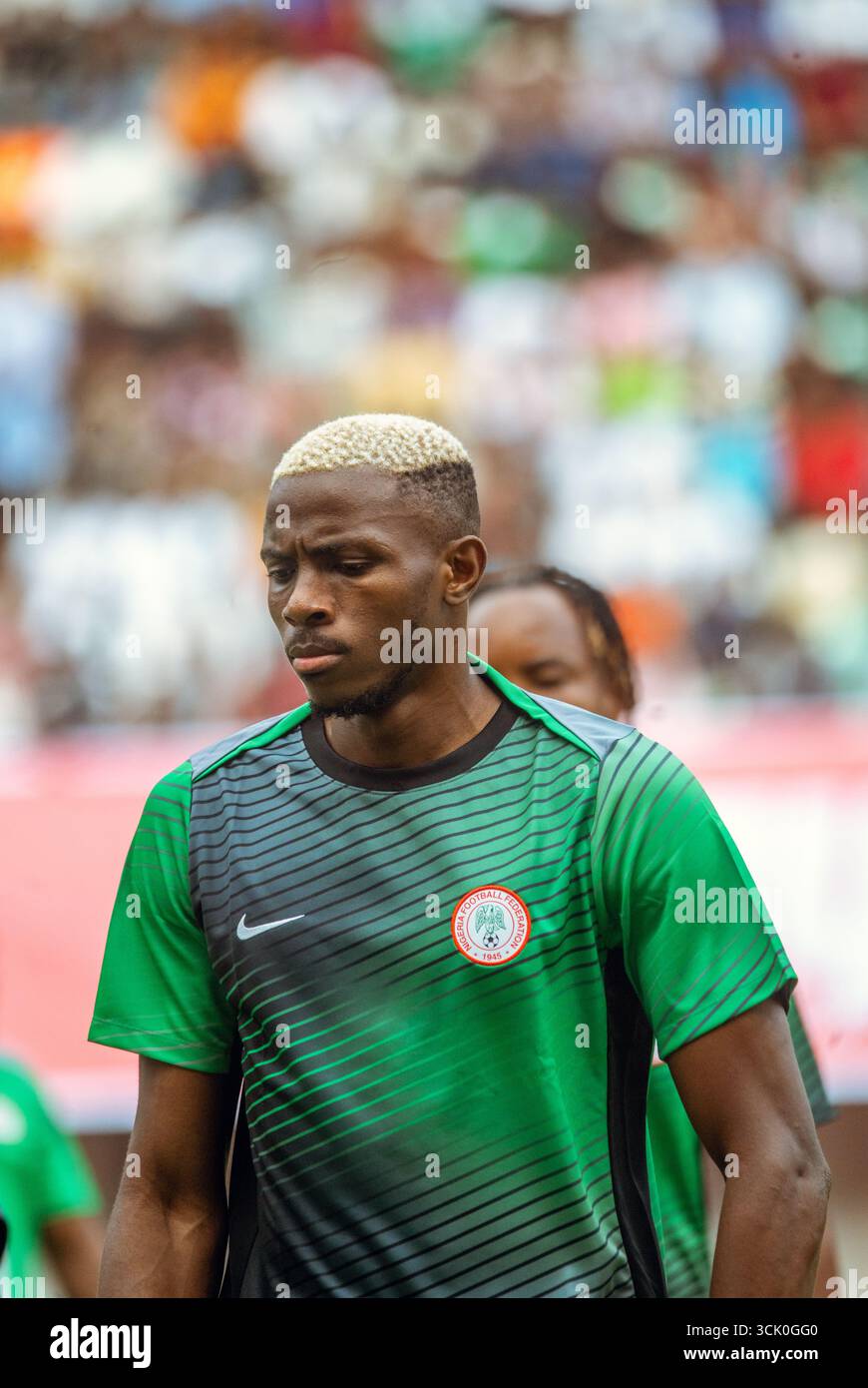 Victor Osimhen #9 von Nigeria wärmt sich während der Qualifikation zur FIFA-Weltmeisterschaft 2026 in der Gruppe C gegen Ruanda im September 2025 auf (Foto: Eragbie Joshua/Alamy) Stockfoto