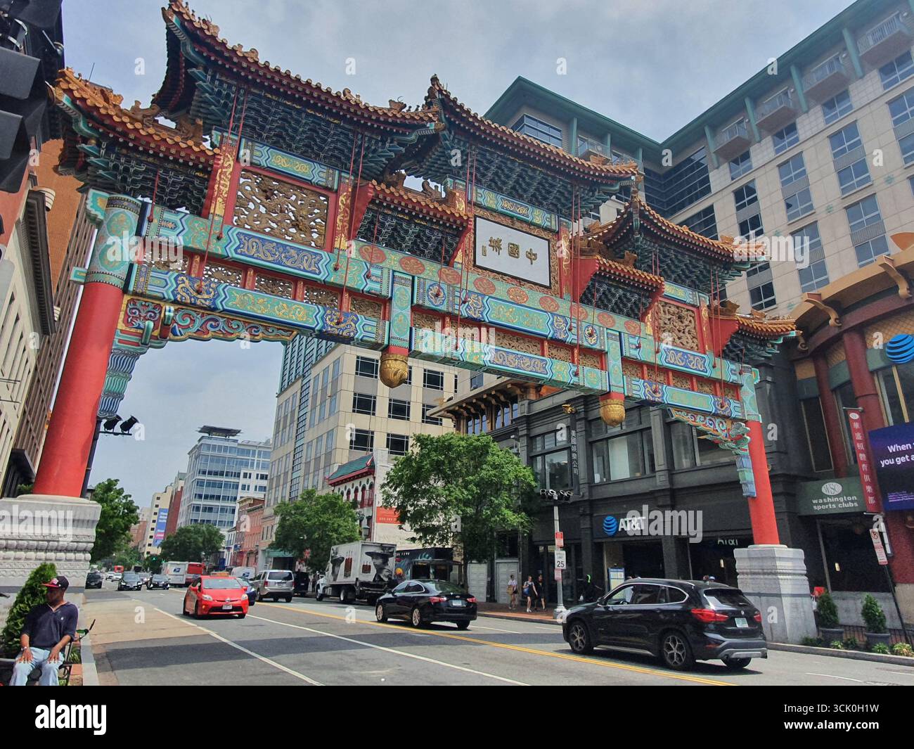 Das Eingangstor von Chinatown in Washington DC ist mit traditioneller chinesischer Kunst und Architektur und asiatisch-amerikanischer Kultur dekoriert. Stockfoto