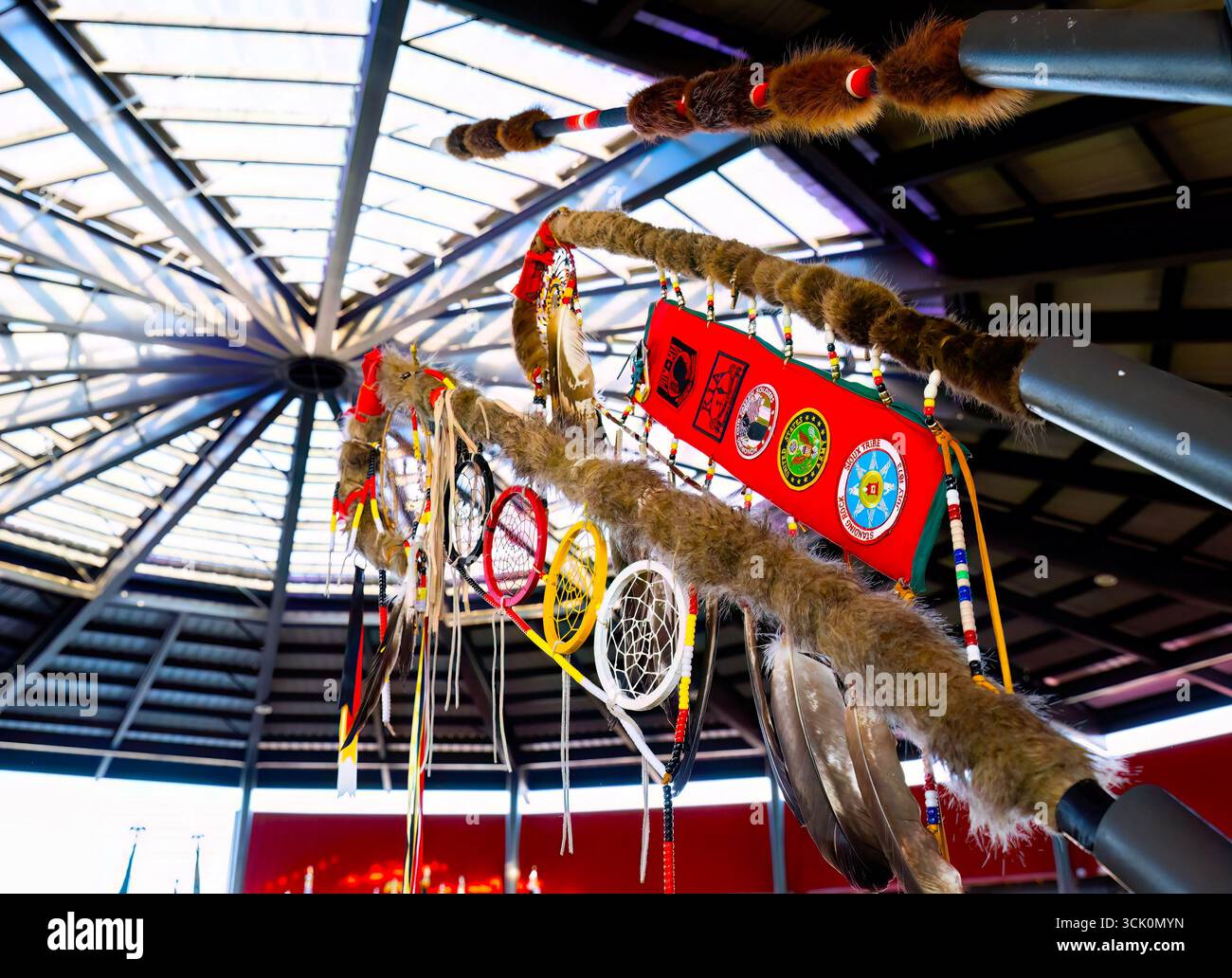 White Shield, ND, USA - 11. Juli 2025: Verschiedene indianische Flaggen und Symbole werden auf einem Pow Wow Festival gezeigt Stockfoto