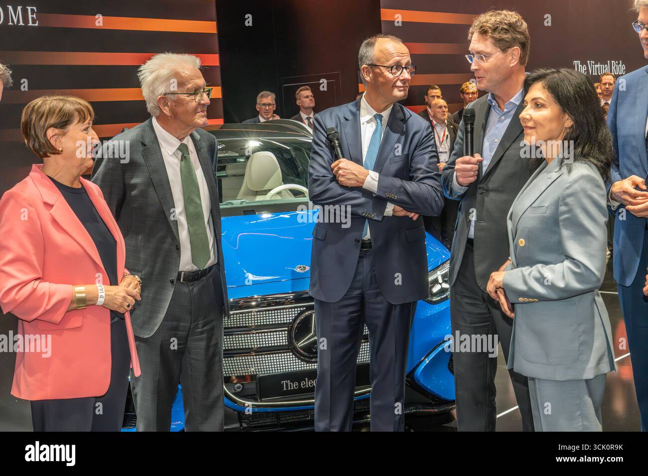 Bundeskanzler Friedrich Merz, Mercedes-Chef Ola Källenius, Ministerin Reiche, Messerundgang zur Eröffnung der IAA Mobility 2025, Messe München, 9. September 2025 Deutschland, München, 9. September 2025, Hildegard Müller, Präsidentin des Verbandes der Automobilindustrie, Winfried Kretschmann, Ministerpräsident Baden-Württemberg, Bundeskanzler Friedrich Merz, Mitte, Ola Källenius, Mercedes-Chef, Katherina Reiche, Bundeswirtschaftsministerin, am Mercedes Messestand, Messerundgang zur Eröffnung der IAA Mobility 2025, internationale Automesse vom 9. bis 14. September 2025, Verkehr, Mobilität, A Stockfoto