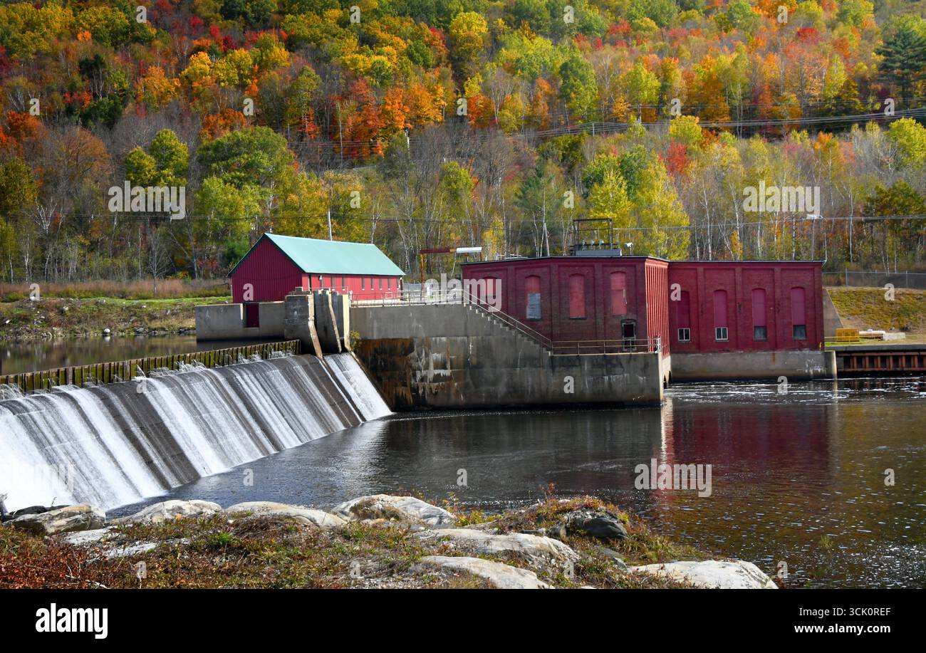 Der Cross Power Dam nutzt die Kraft des Androscoggin River in den White Mountains von New Hampshire. Die historische Pflanze ist aus rotem Backstein. Falll Farben Mo Stockfoto
