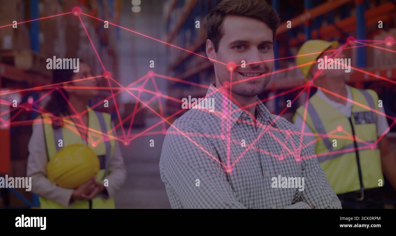 Leitender Manager, der das Team im Lagergang leitet, mit Westen, Regalen, Boxen, Netzwerküberlagerung Stockfoto