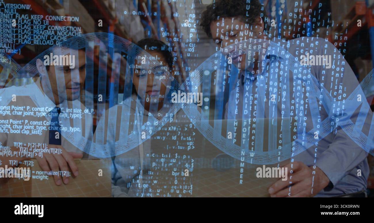 Drei Forscher, die Holztisch im Forschungsarchiv mit Code-Overlay und Helix untersuchen Stockfoto