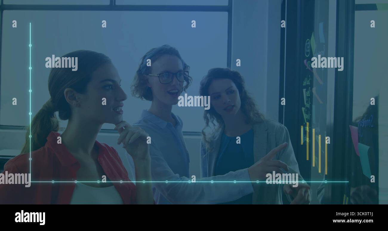 Drei Experten im Besprechungsraum arbeiten mit Touchscreen und Balkendiagrammen an der Datenüberprüfung zusammen Stockfoto