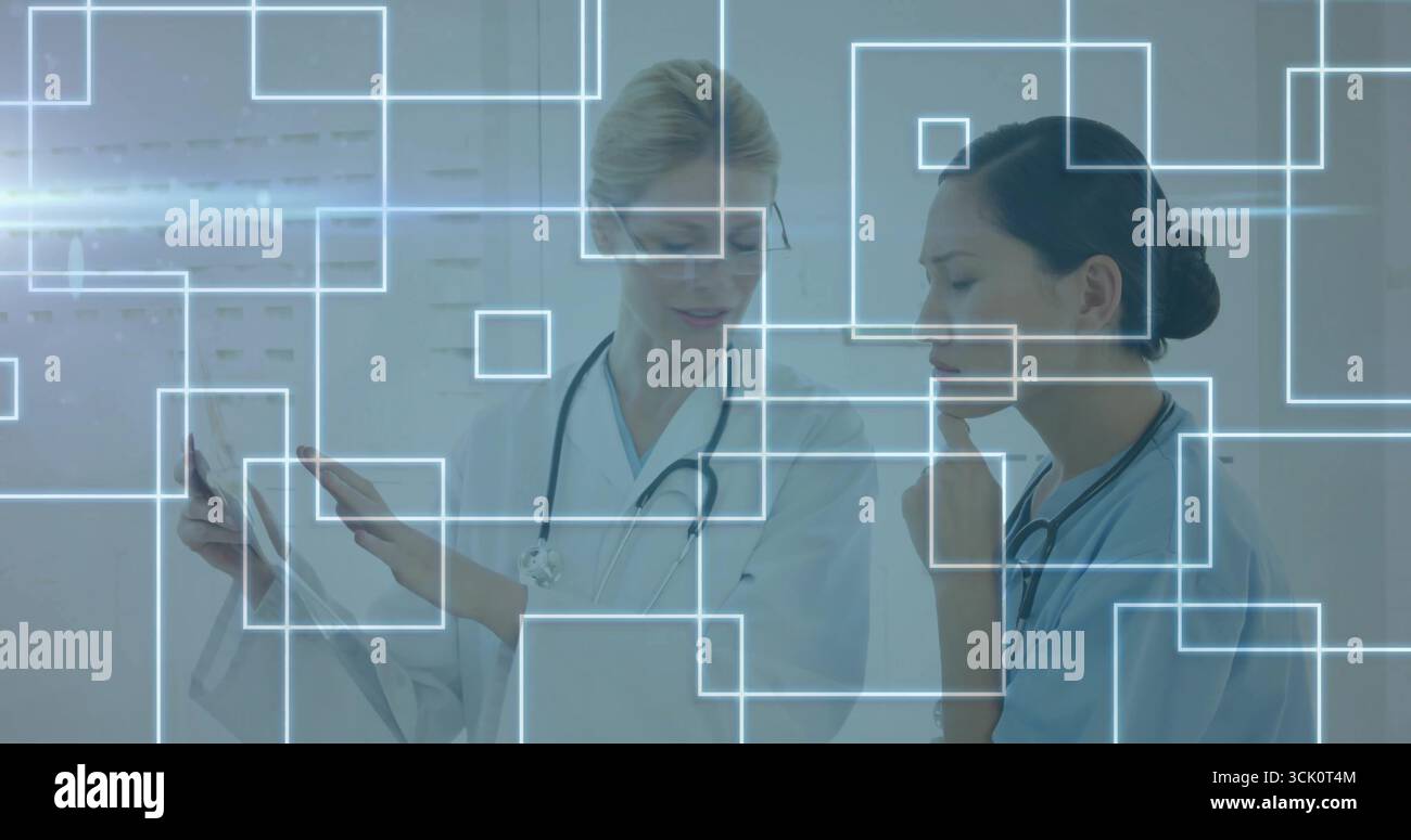 Medizinische Akte studieren und digitale Overlays betrachten, Ärzte tragen Peelings, Laborkittel in der Klinik Stockfoto