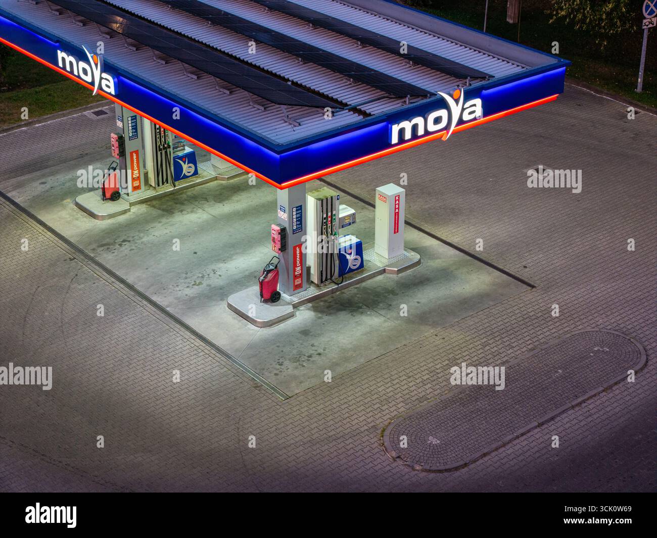 Dämmerung Drohnenfoto von MOYA Tankstelle, leuchtend blau-rotes Baldachin, saubere Beleuchtung des Vorhofs, architektonische Linien, großartig für den Einzelhandel, Energie, tr Stockfoto Dämmerung Drohnenfoto von MOYA Tankstelle, leuchtend blau-rotes Baldachin, saubere Beleuchtung des Vorhofs, architektonische Linien, großartig für den Einzelhandel, Energie, tr Stockfoto