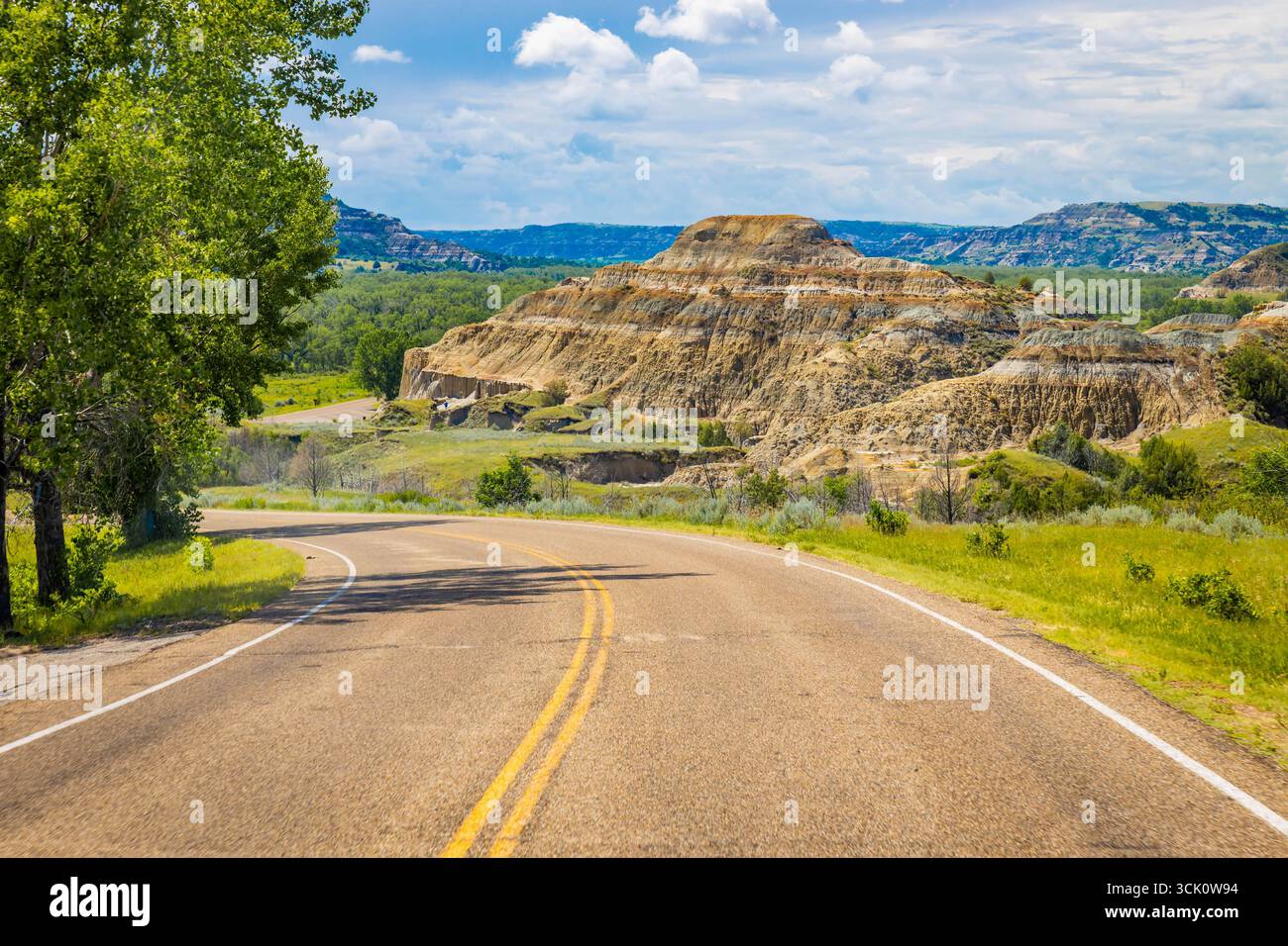 Ein weitläufiger landschaftlicher Überblick erfasst die zerklüfteten Berge und die vielfältige Landschaft der North Side des Theodore Roosevelt National Park Stockfoto