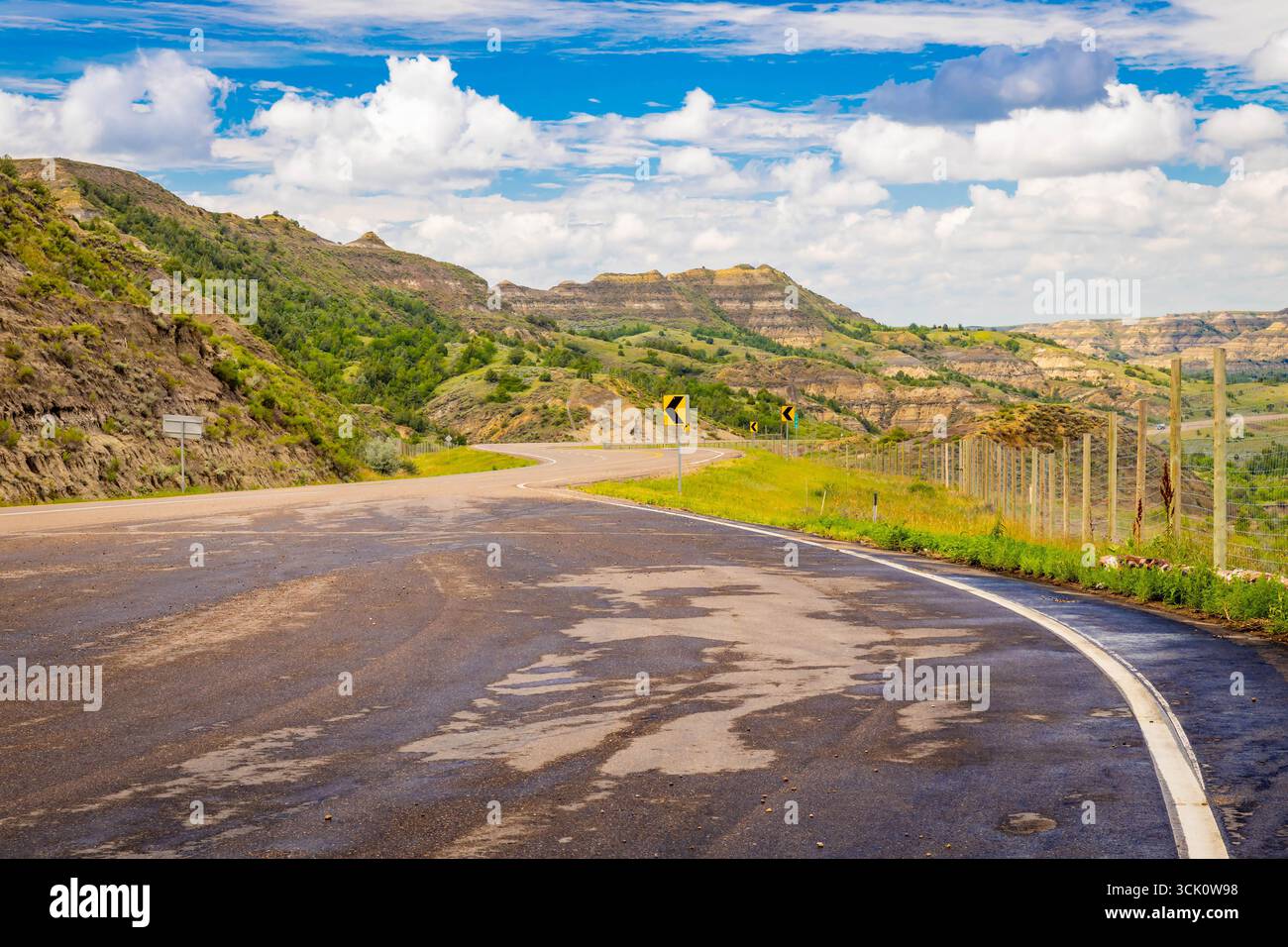 Ein weitläufiger landschaftlicher Überblick erfasst die zerklüfteten Berge und die vielfältige Landschaft der North Side des Theodore Roosevelt National Park Stockfoto