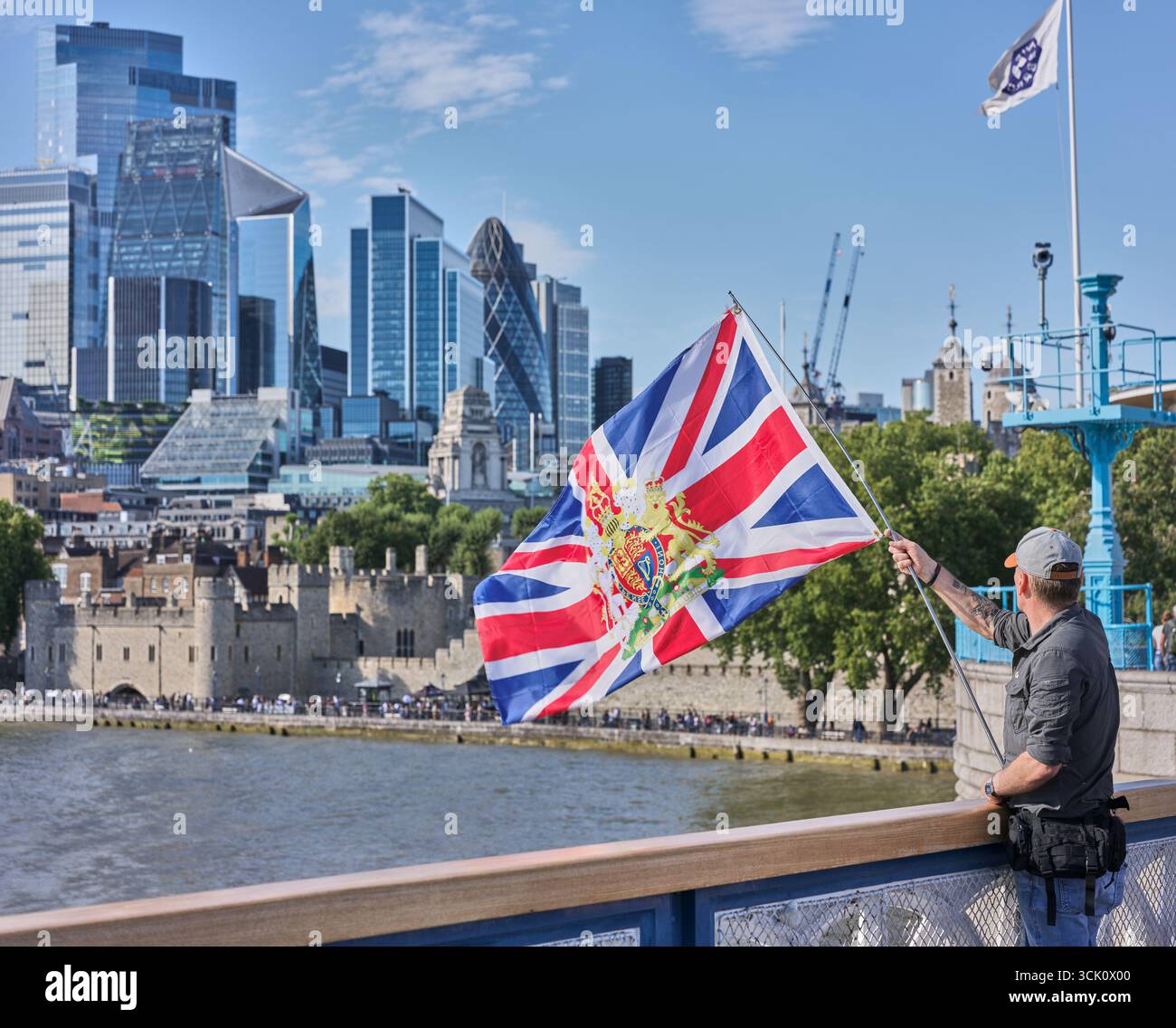 Auf der Tower Bridge über der Themse, London, England, fliegt ein Patriot die Flagge der Union Jack. Stockfoto