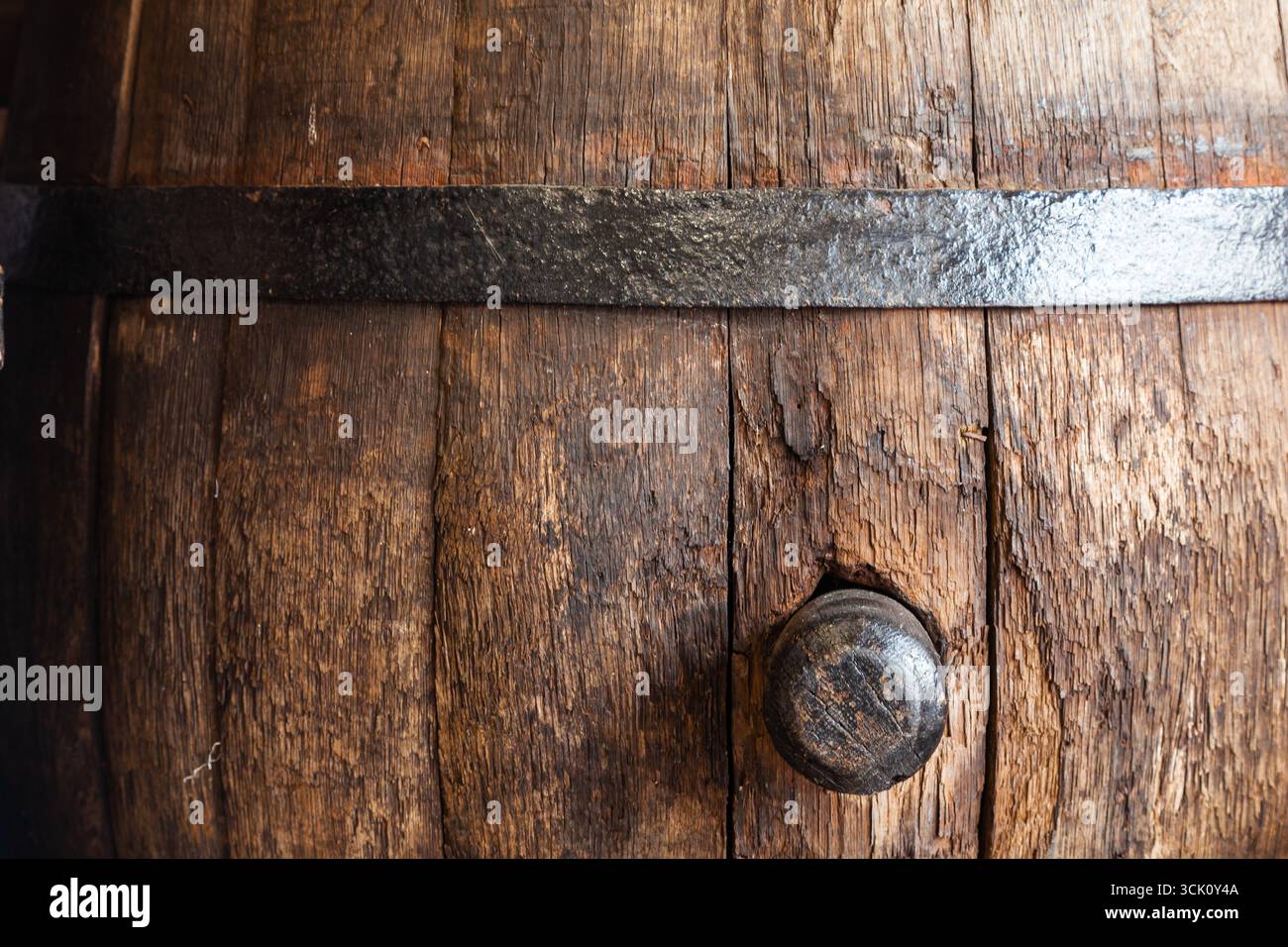 Antikes Eichenfass aus Holz mit seitlichem Holzstopfen. Stockfoto