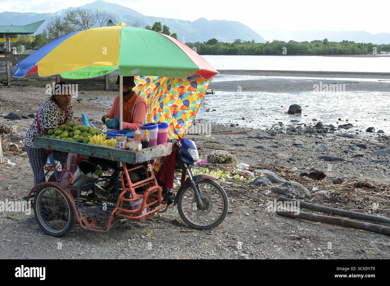 PHILIPPINEN, Mindanao Island, Bangsamoro autonome Region in muslimischer Mindanao BARMM, Stadt Cotabato, Timako Strandwalk, Straßenverkäufer verkauft Mango / PHILIPPINEN, Bangsamoro muslimische Automome Region auf Mindanao, Cotabato Stadt, Mango Snacks Verkauf vom Tricycle am Timako Strandwalk Stockfoto