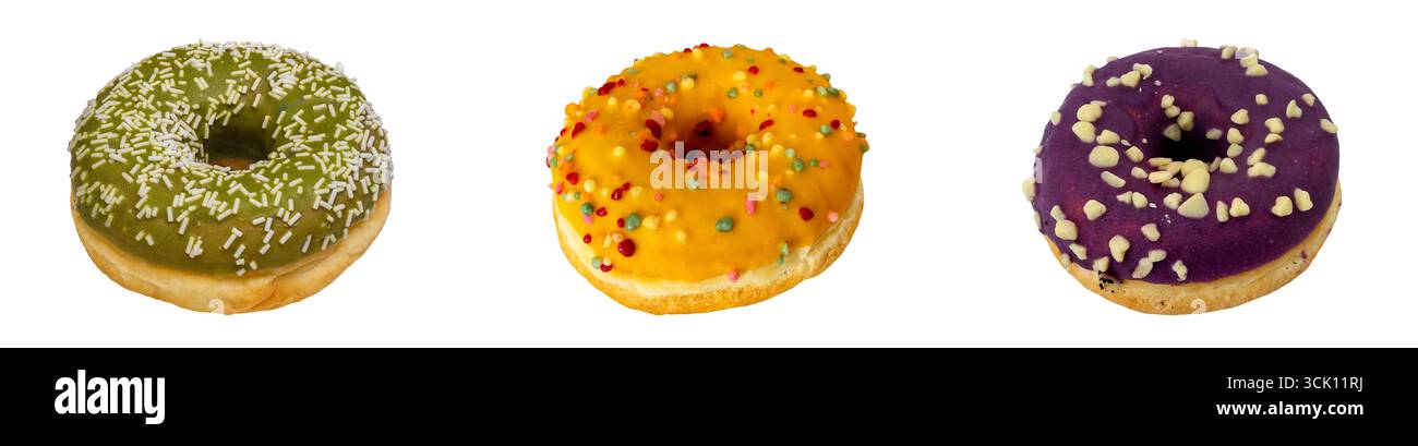 Drei bunte grüne, orange und braun glasierte Donuts mit verschiedenen Belägen auf weißem Hintergrund Stockfoto