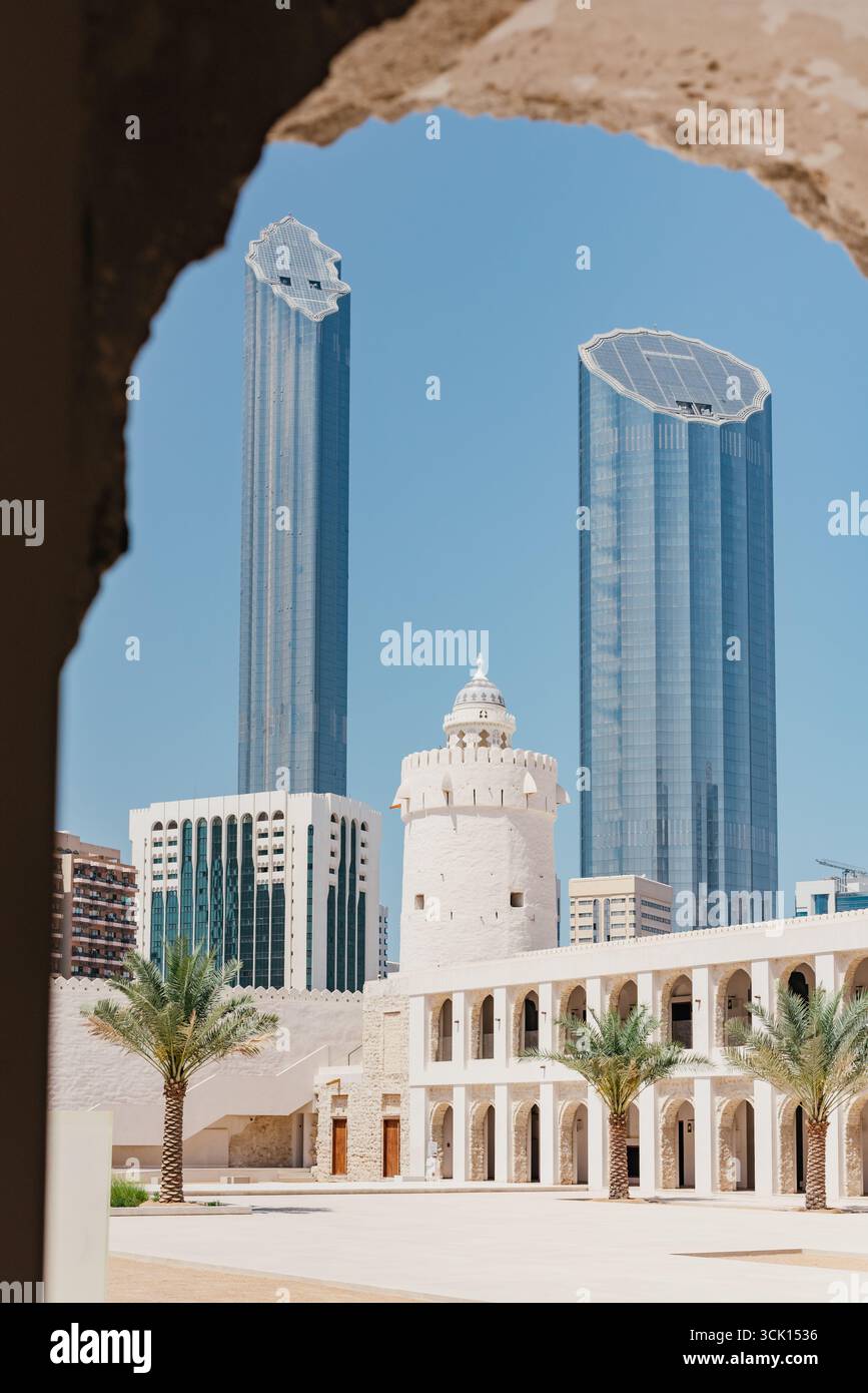 Qasr Al Hosn (auch bekannt als Weiße Festung) ist ein befestigter Palast aus dem 18. Jahrhundert, um den Abu Dhabi wuchs, heute ein Museum und Kulturzentrum Stockfoto