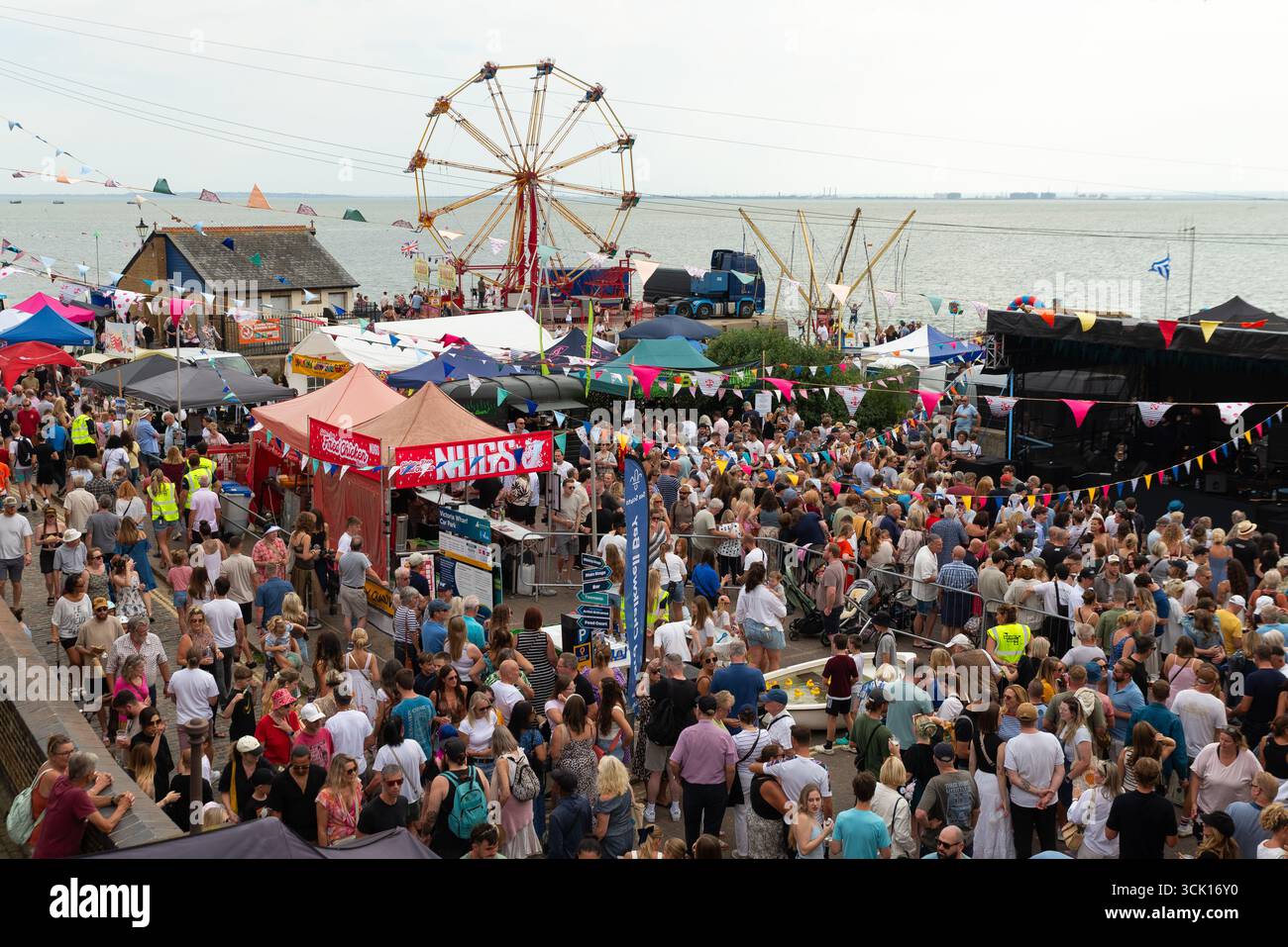Große Menschenmassen bei der Old Leigh Regatta 2025 Traditional Seaside Village Event in Old Leigh, Leigh on Sea, Essex, Großbritannien. Mündungsstadt Themse Stockfoto