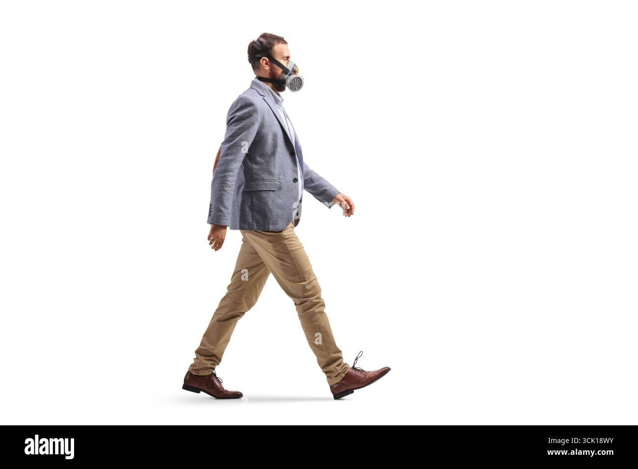 Profilaufnahme eines Mannes mit Gasmasken, der isoliert auf weißem Hintergrund läuft Stockfoto