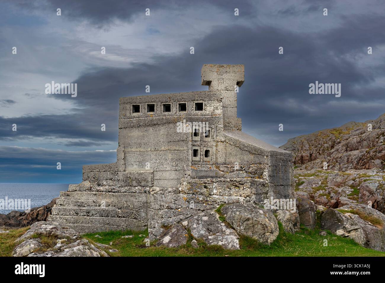 Eremit's Castle Achmelvich Sutherland Scotland ein kleines Betongebäude, das 1950 von David Scott auf den großen Granitfelsen erbaut wurde Stockfoto