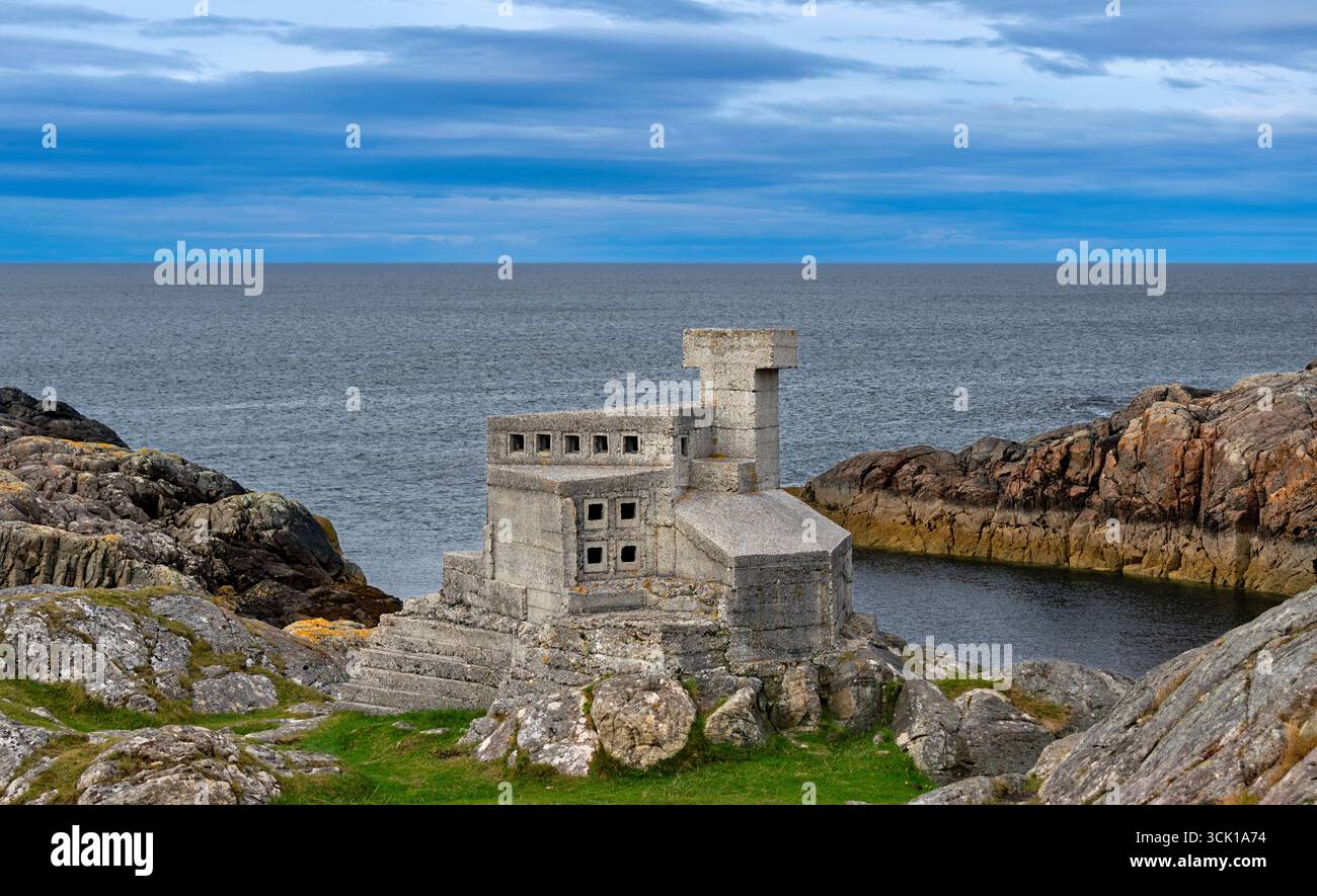 Eremit's Castle Achmelvich Sutherland Scotland ein kleines Betongebäude, das 1950 von David Scott auf den Felsen erbaut wurde und im Sommer vom Meer umgeben ist Stockfoto