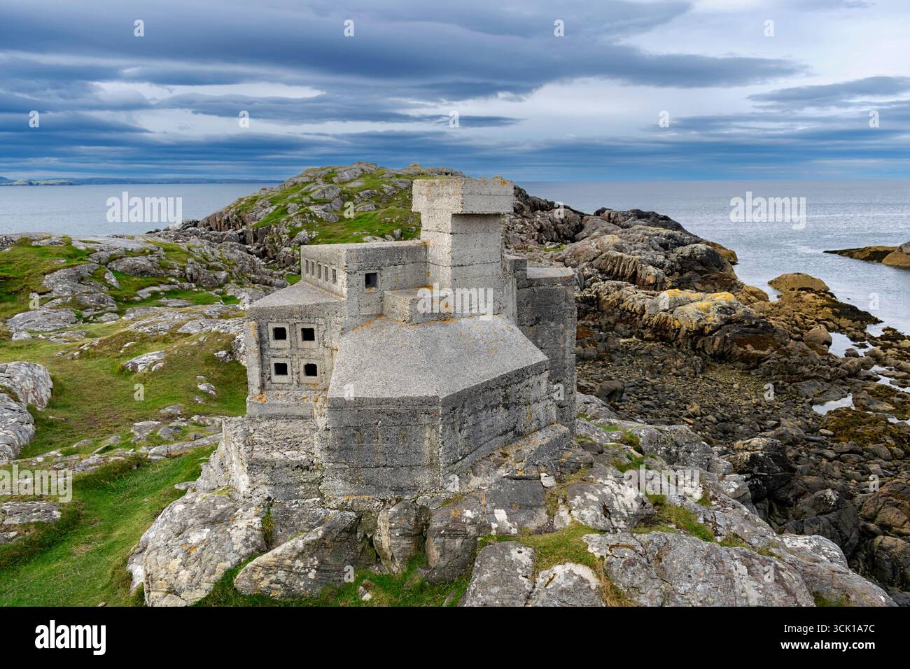 Eremit's Castle Achmelvich Sutherland Scotland ein kleines Betongebäude, das 1950 von David Scott auf den Felsen erbaut wurde und vom Meer umgeben ist Stockfoto