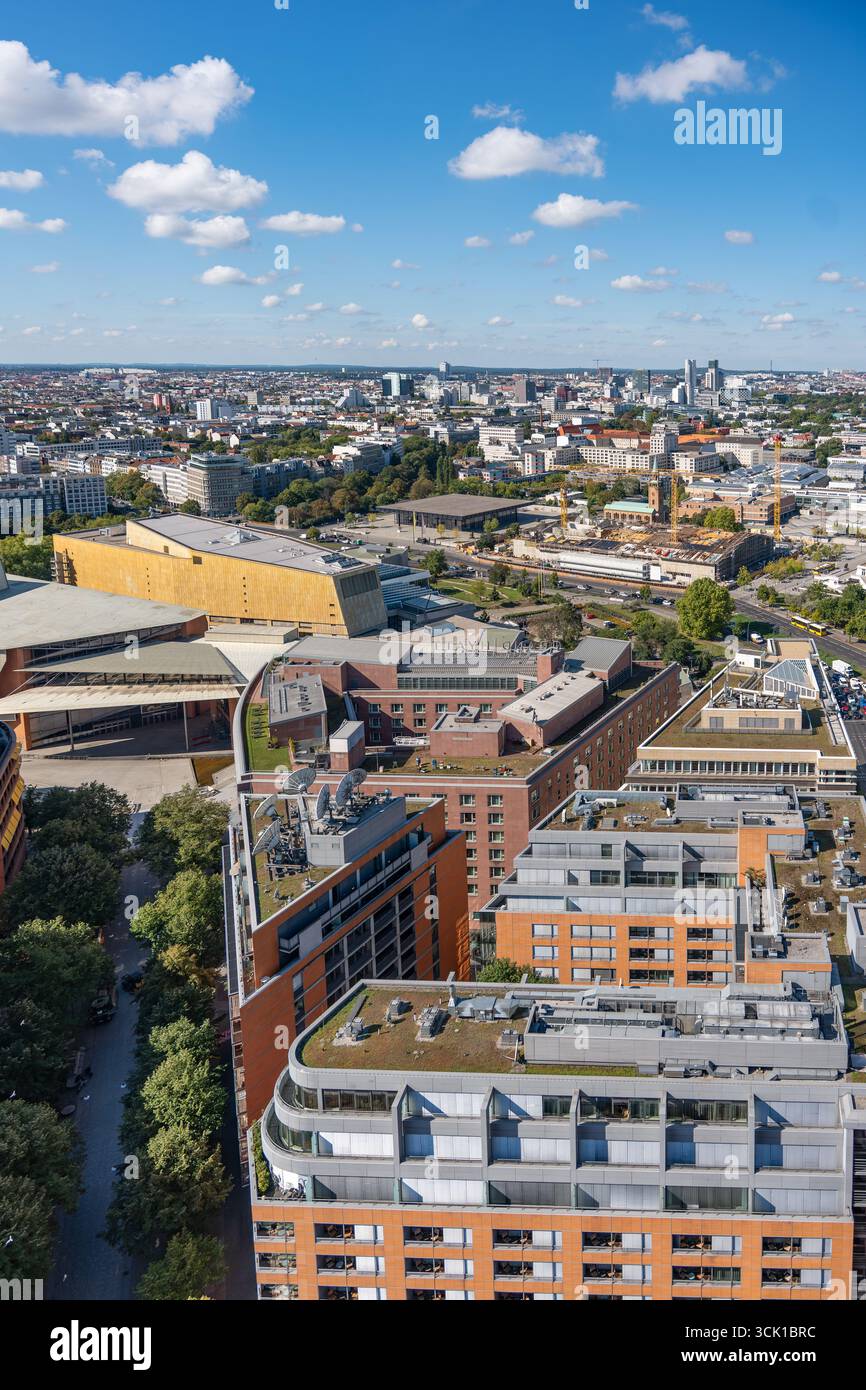Skyline mit Philharmonic Hall. Blick über Berlin mit klarem Blick auf die Philharmonie und moderne Stadtgebäude. Die Wolken fügen Tiefe und Dynami hinzu Stockfoto