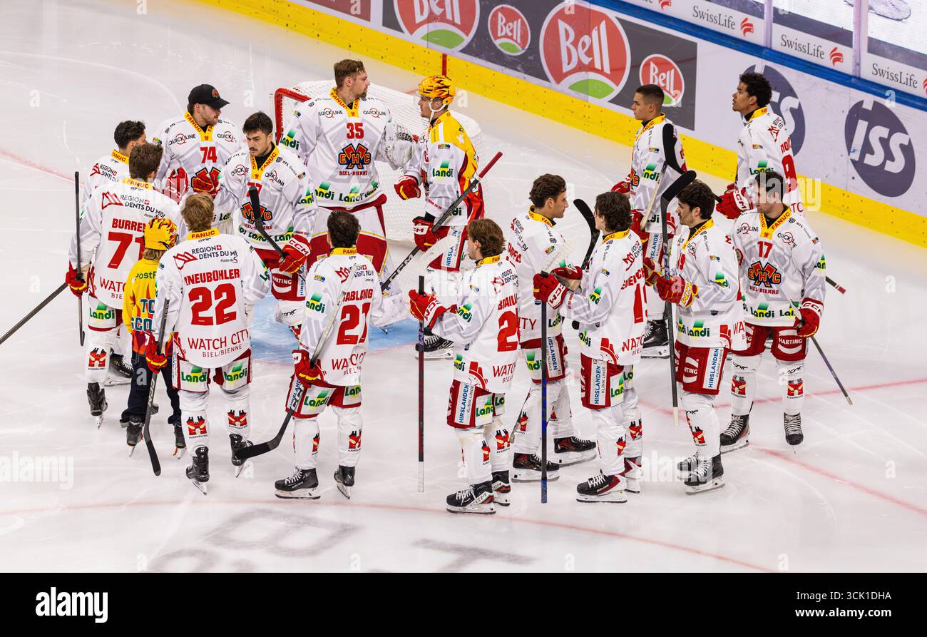 Zürich, Schweiz, 9. September 2025: Der EHC Biel ist das erste Team der neuen Saison, das die ZSC Lions in der Swiss Life Arena besucht. Hier ist ein Give-Me-Five vor dem eigenen Tor vor dem Spiel abgebildet. (Foto: Andreas Haas/dieBildmanufaktur) Credit: DieBildmanufaktur/Alamy Live News Stockfoto