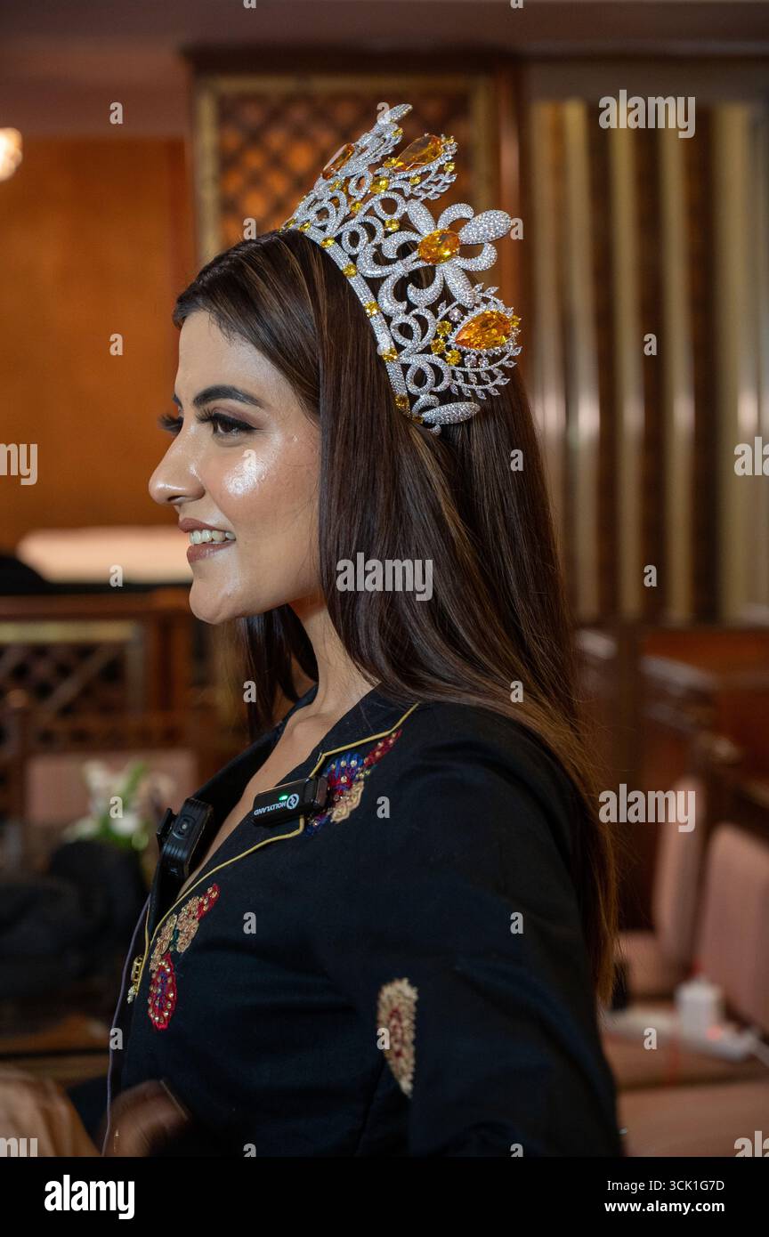 Neu-Delhi, Indien. September 2025. Prerna Kumari, Gewinnerin von Mrs. International Universal 2025, gesehen während der Medieninteraktion im Le Meridien Hotel. Mrs. International Universal 2025 in Malaysia definiert Schönheitswettbewerbe neu, indem sie verheiratete Frauen für ihr Selbstvertrauen, ihr Talent und ihren sozialen Beitrag jenseits des Erscheinungsbildes feiert. Das Programm bringt Teilnehmer weltweit zusammen und betont Empowerment, Führungsstärke und Einfluss auf die Gemeinschaft, wodurch Malaysia als wachsender Drehscheibe für internationale Prunk und Empowerment von Frauen positioniert wird. Quelle: SOPA Images Limited/Alamy Live News Stockfoto