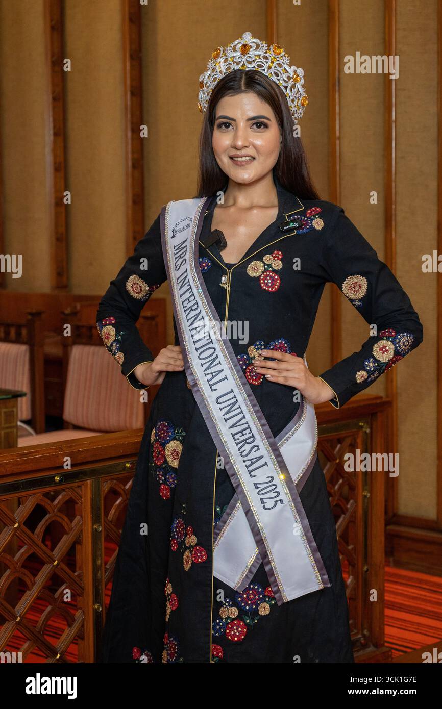 Neu-Delhi, Indien. September 2025. Prerna Kumari, Gewinnerin von Mrs. International Universal 2025, gesehen während der Medieninteraktion im Le Meridien Hotel. Mrs. International Universal 2025 in Malaysia definiert Schönheitswettbewerbe neu, indem sie verheiratete Frauen für ihr Selbstvertrauen, ihr Talent und ihren sozialen Beitrag jenseits des Erscheinungsbildes feiert. Das Programm bringt Teilnehmer weltweit zusammen und betont Empowerment, Führungsstärke und Einfluss auf die Gemeinschaft, wodurch Malaysia als wachsender Drehscheibe für internationale Prunk und Empowerment von Frauen positioniert wird. Quelle: SOPA Images Limited/Alamy Live News Stockfoto