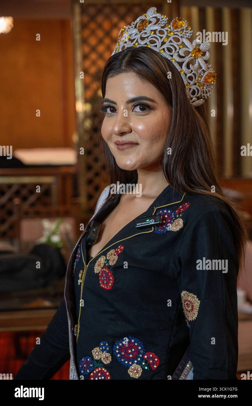 Neu-Delhi, Indien. September 2025. Prerna Kumari, Gewinnerin von Mrs. International Universal 2025, gesehen während der Medieninteraktion im Le Meridien Hotel. Mrs. International Universal 2025 in Malaysia definiert Schönheitswettbewerbe neu, indem sie verheiratete Frauen für ihr Selbstvertrauen, ihr Talent und ihren sozialen Beitrag jenseits des Erscheinungsbildes feiert. Das Programm bringt Teilnehmer weltweit zusammen und betont Empowerment, Führungsstärke und Einfluss auf die Gemeinschaft, wodurch Malaysia als wachsender Drehscheibe für internationale Prunk und Empowerment von Frauen positioniert wird. Quelle: SOPA Images Limited/Alamy Live News Stockfoto
