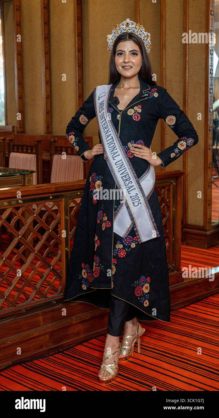 Neu-Delhi, Indien. September 2025. Prerna Kumari, Gewinnerin von Mrs. International Universal 2025, gesehen während der Medieninteraktion im Le Meridien Hotel. Mrs. International Universal 2025 in Malaysia definiert Schönheitswettbewerbe neu, indem sie verheiratete Frauen für ihr Selbstvertrauen, ihr Talent und ihren sozialen Beitrag jenseits des Erscheinungsbildes feiert. Das Programm bringt Teilnehmer weltweit zusammen und betont Empowerment, Führungsstärke und Einfluss auf die Gemeinschaft, wodurch Malaysia als wachsender Drehscheibe für internationale Prunk und Empowerment von Frauen positioniert wird. Quelle: SOPA Images Limited/Alamy Live News Stockfoto