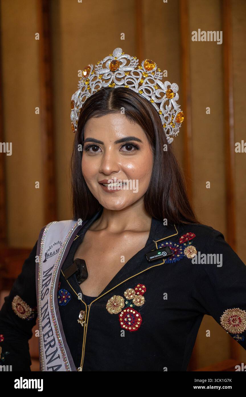 Neu-Delhi, Indien. September 2025. Prerna Kumari, Gewinnerin von Mrs. International Universal 2025, gesehen während der Medieninteraktion im Le Meridien Hotel. Mrs. International Universal 2025 in Malaysia definiert Schönheitswettbewerbe neu, indem sie verheiratete Frauen für ihr Selbstvertrauen, ihr Talent und ihren sozialen Beitrag jenseits des Erscheinungsbildes feiert. Das Programm bringt Teilnehmer weltweit zusammen und betont Empowerment, Führungsstärke und Einfluss auf die Gemeinschaft, wodurch Malaysia als wachsender Drehscheibe für internationale Prunk und Empowerment von Frauen positioniert wird. Quelle: SOPA Images Limited/Alamy Live News Stockfoto