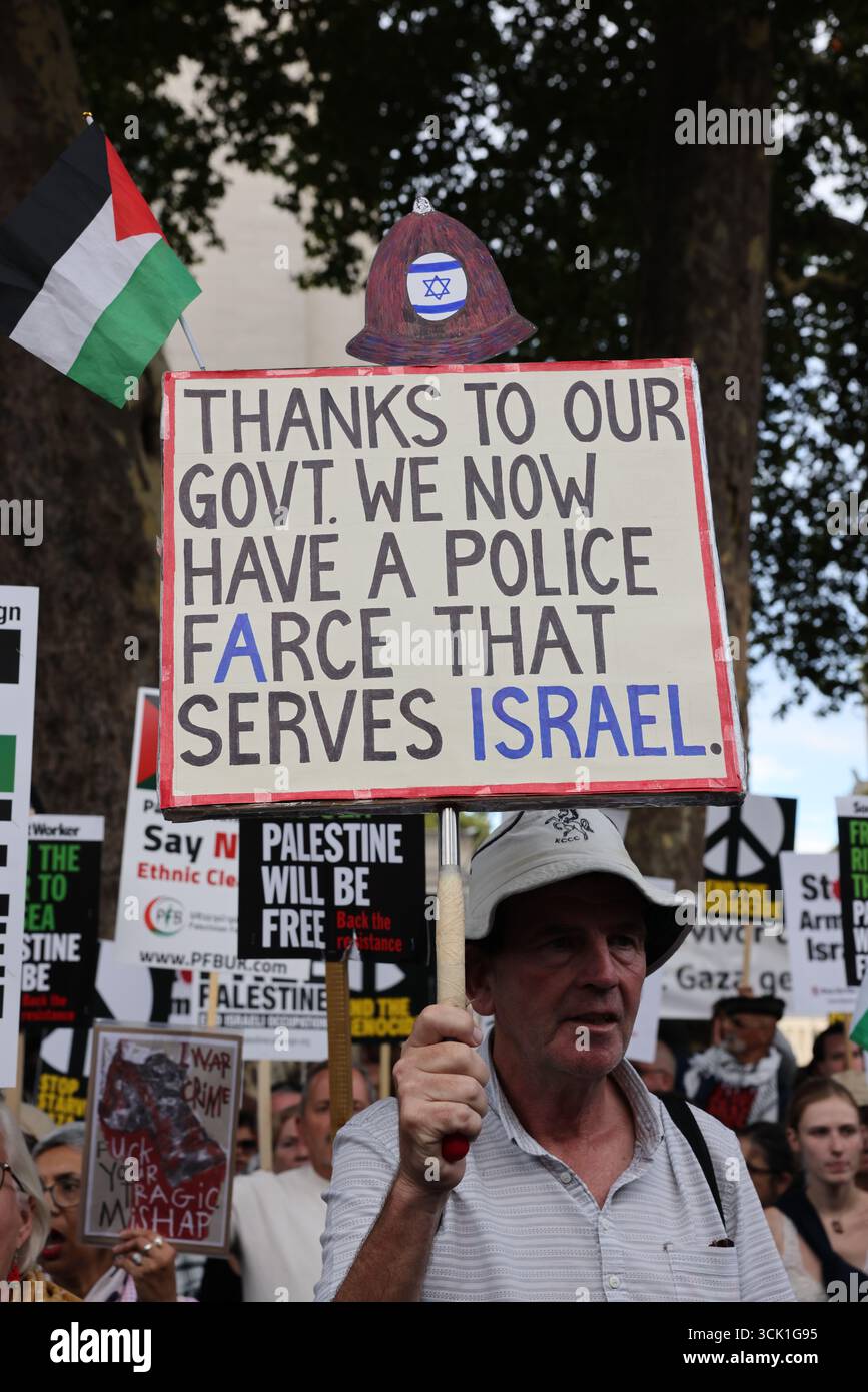 London, Vereinigtes Königreich, 9. September 2025. Pro-palästinensische Proteste vor der Downing Street gegen die Ankunft des israelischen Präsidenten Isaac Herzog, kurz nachdem Israel die Hamas-Führer in Doha angegriffen hatte. Der britische Premierminister Keir Starmer wird mit ihm reden. Kredit : Monica Wells/Alamy Live News Stockfoto