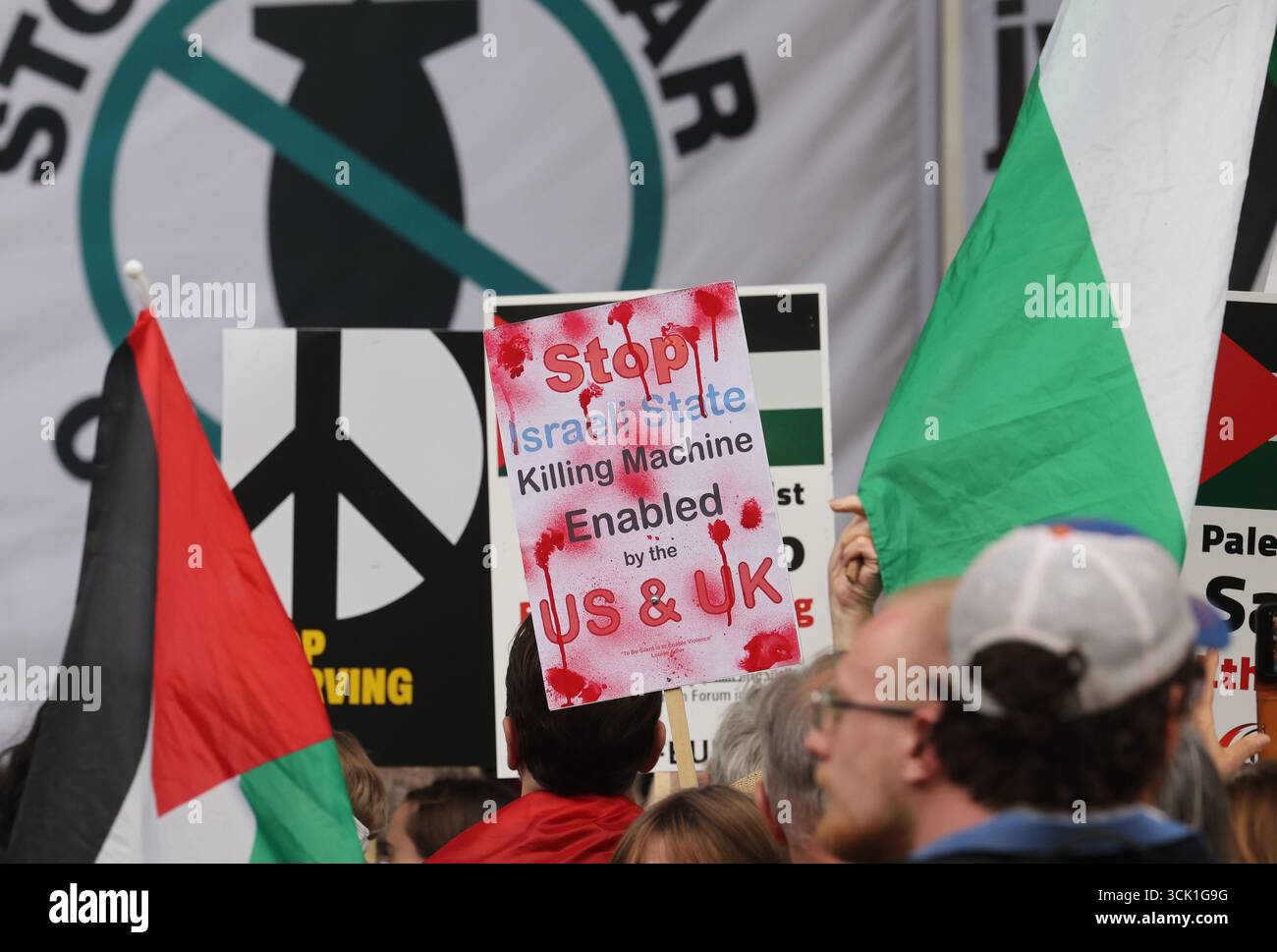 London, Vereinigtes Königreich, 9. September 2025. Pro-palästinensische Proteste vor der Downing Street gegen die Ankunft des israelischen Präsidenten Isaac Herzog, kurz nachdem Israel die Hamas-Führer in Doha angegriffen hatte. Der britische Premierminister Keir Starmer wird mit ihm reden. Kredit : Monica Wells/Alamy Live News Stockfoto