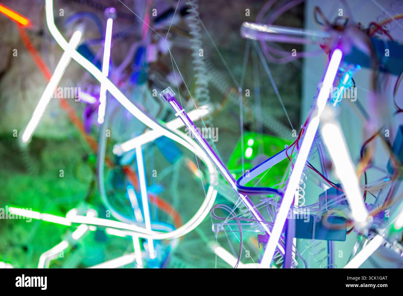 Kunstwerke aus Elektronik und LED-Leuchten Stockfoto
