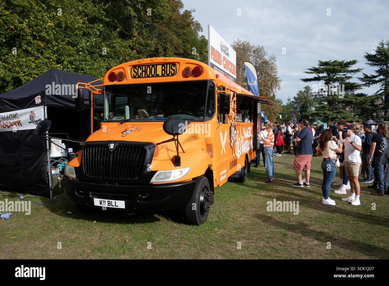 Essensstand in einem amerikanischen Schulbus, Leamington Spa Food and Drink Festival, UK Stockfoto