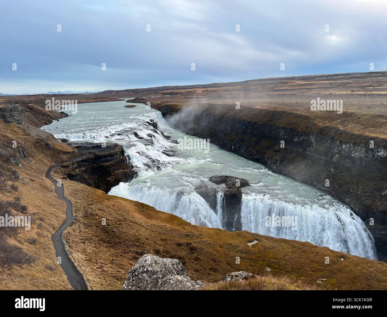 Gullfoss-Wasserfall in der Schlucht des Flusses Hvítá an der Golden Circle Route im Südwesten Islands, ein berühmtes Naturdenkmal und eine beliebte Touristenattraktion. Stockfoto