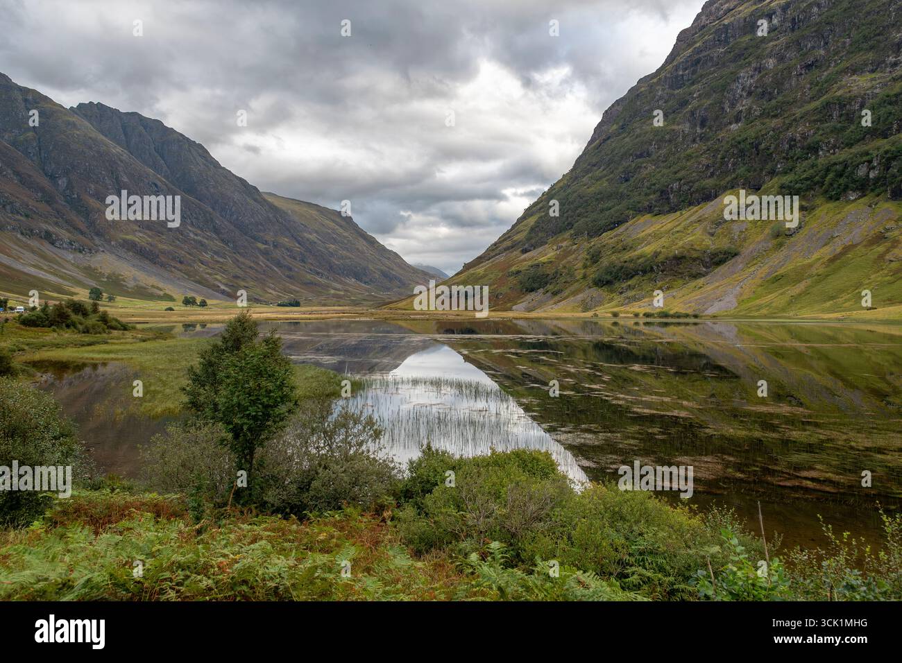 Reflektierender Blick auf Lochs and Hills in Schottland Stockfoto