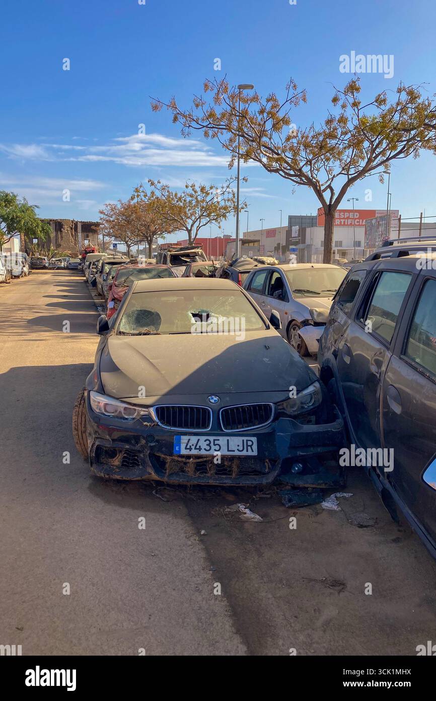 VALENCIA, SPANIEN - 18. NOVEMBER 2024: Beschädigte Autos und Trümmer durch Überschwemmungen durch den Hurrikan DANA in Valencia, Spanien - Smartphone-aufgenommenes Stockfoto
