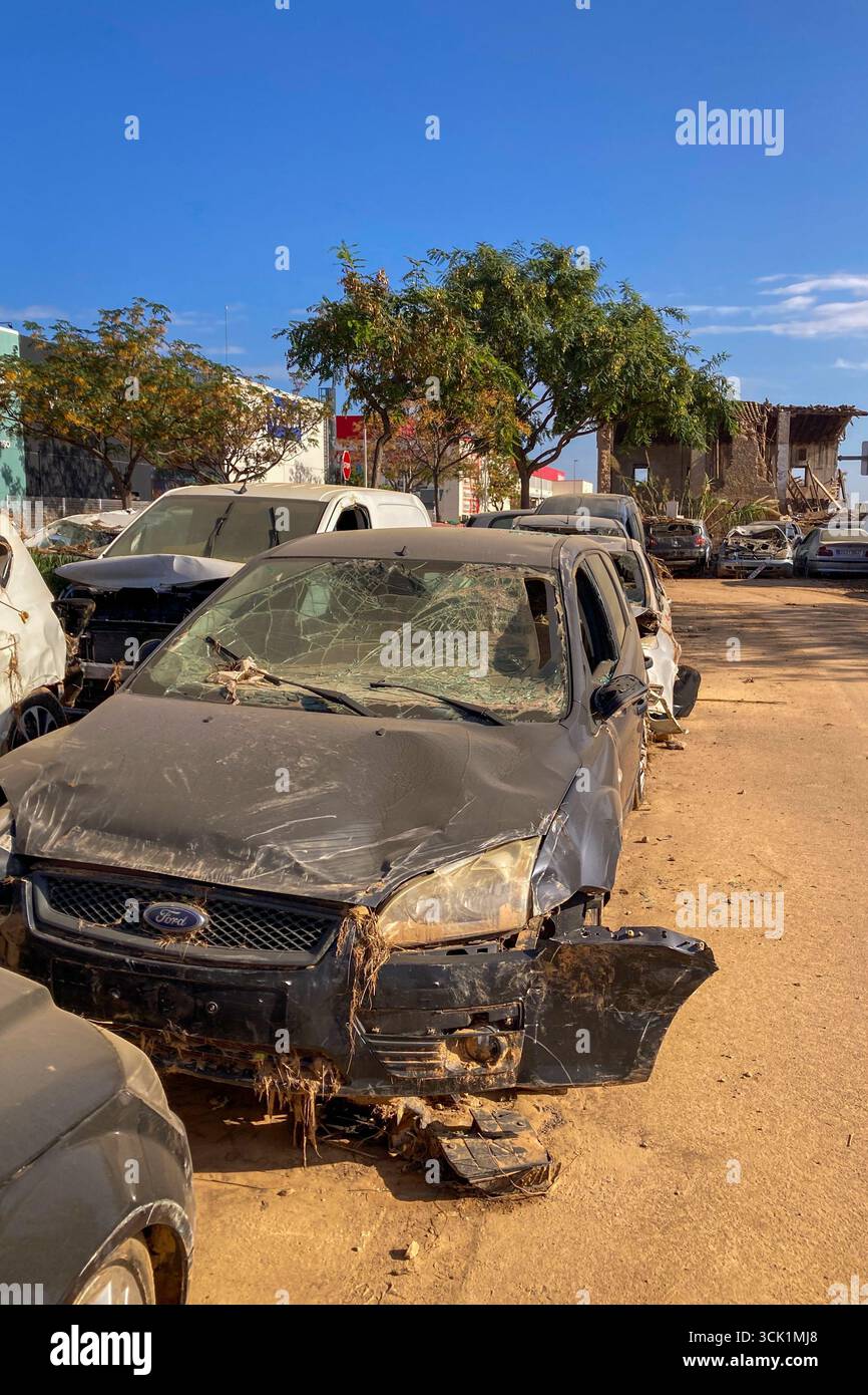 VALENCIA, SPANIEN - 18. NOVEMBER 2024: Beschädigte Autos und Trümmer durch Überschwemmungen durch den Hurrikan DANA in Valencia, Spanien - Smartphone-aufgenommenes Stockfoto