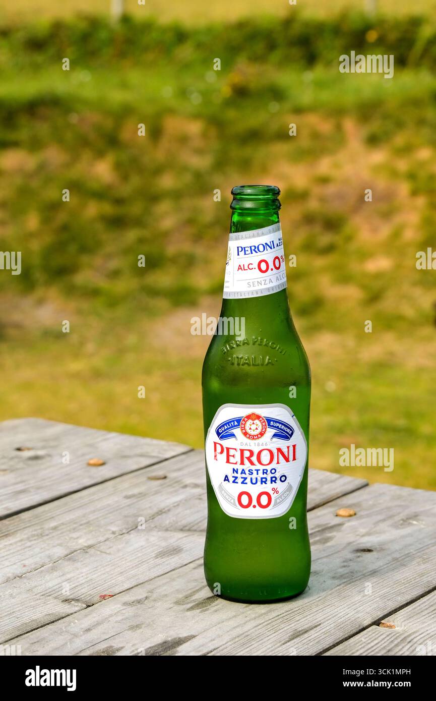 Fishguard, Pembrokeshire, wales - 26. Juli 2025: Flasche Peroni Nastro Azzurro ohne Alkohol auf einem Tisch im Garten eines Pubs. Stockfoto